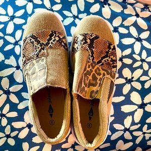 Jolimall women’s slip on shoes Womens Size 8. Very comfortable. Worn once!